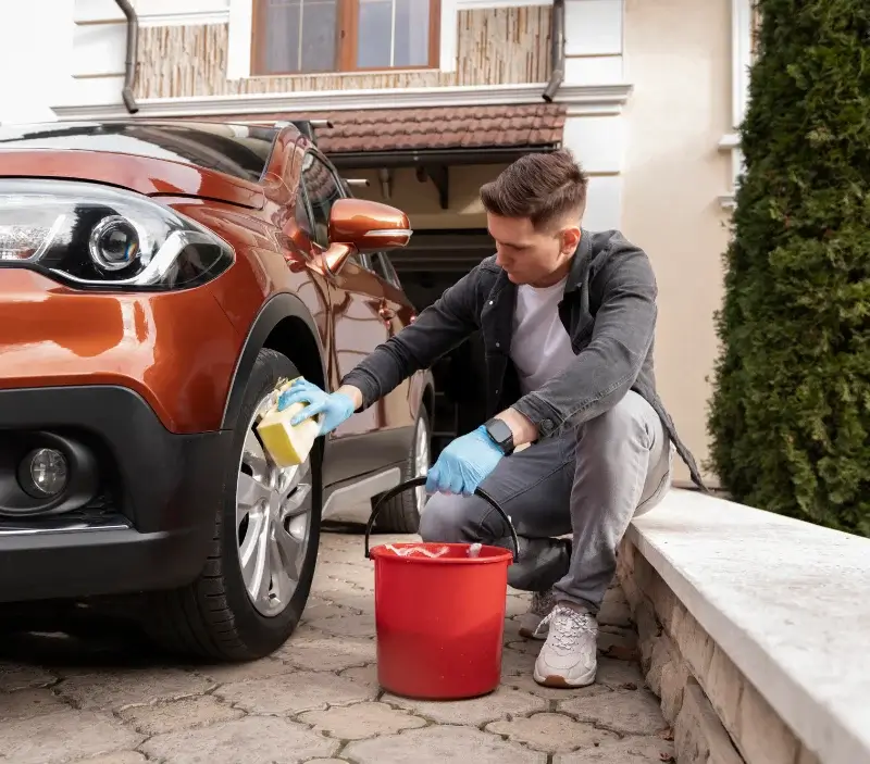 Lavage auto à domicile Château-Larcher : professionnel intervenant sur un véhicule